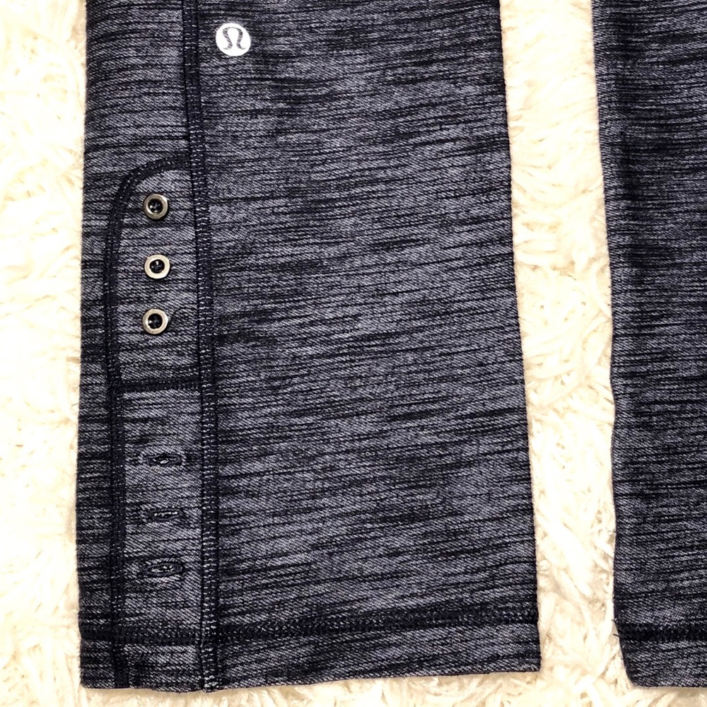 Like NEW! LuluLemon Athletica Navy Leggings Size 6 - Picture 7 of 7